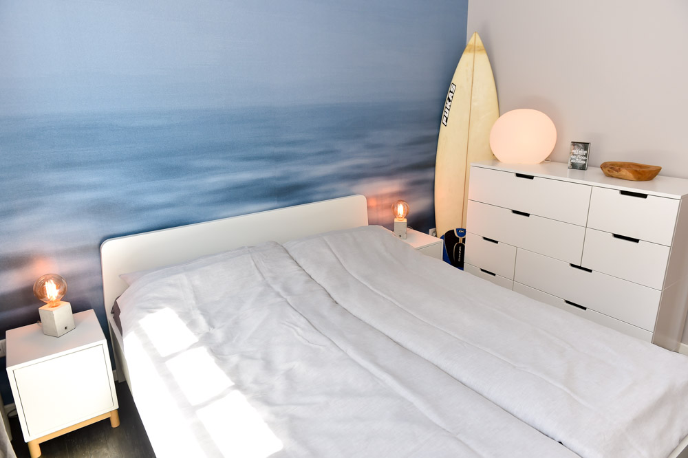 Schlafzimmer der Eltern, wo auch ein Kinderbett steht